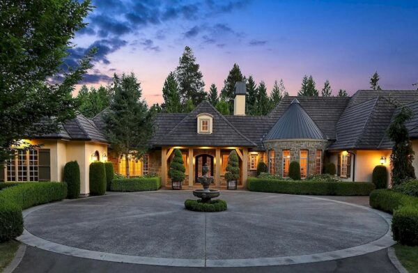 World-Class Gated Estate with Quiet Landscape in Qualicum Beach Asks for C$3,500,000