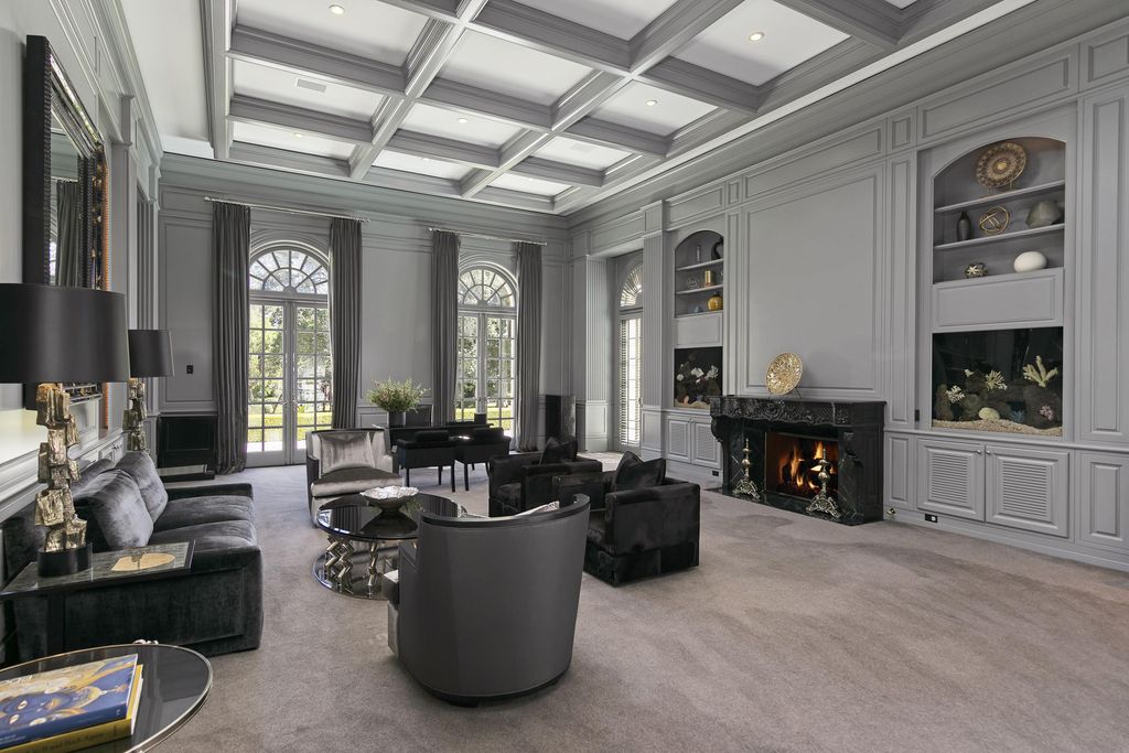 The color scheme in this living room design will undoubtedly appeal to you. Living room ideas black couch are popular in rooms with white or neutral colors. Because of the fear of light and space effects, it is uncommon to see two dark tones, such as gray and black, in the same room. However, the use of flint gray throughout the room, as well as alternating black and flint furniture, creates a very luxurious and cozy environment.