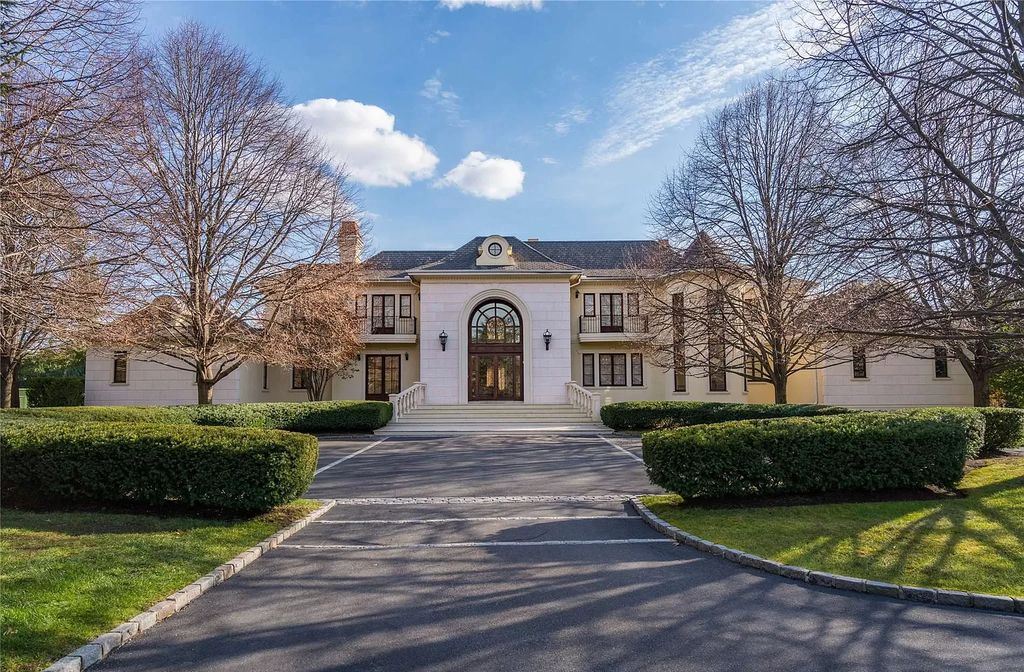 Beautiful and Private home in New York sells for $8,995,000 with Expansive Patios