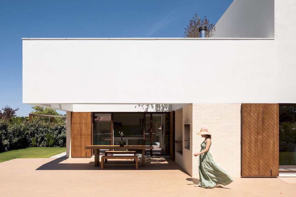 Elegant House of the Brejos da Carregueira, Portugal by Estudio AMATAM