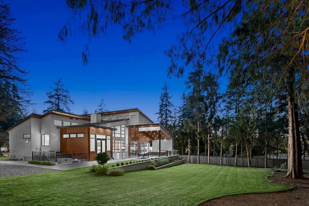 The House in South Surrey is an architectural masterpiece crafted to perfection by Monolith Design Build now available for sale. This home located at 14358 Greencrest Dr, Surrey, BC V4P 1M1, Canada