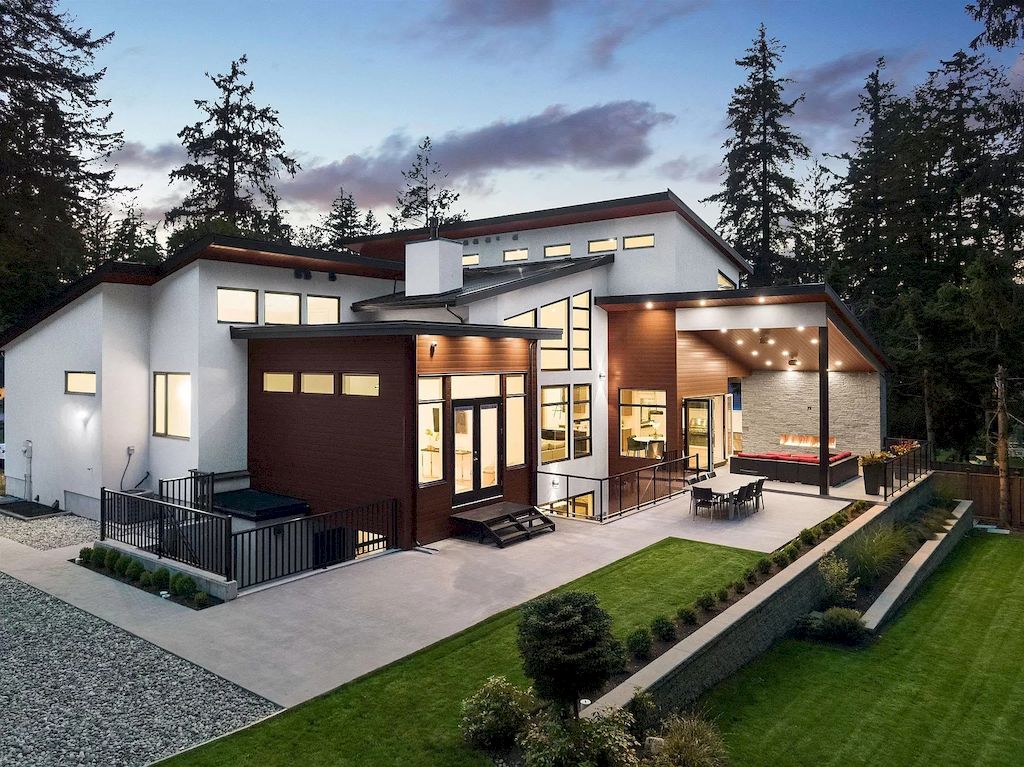 The House in South Surrey is an architectural masterpiece crafted to perfection by Monolith Design Build now available for sale. This home located at 14358 Greencrest Dr, Surrey, BC V4P 1M1, Canada