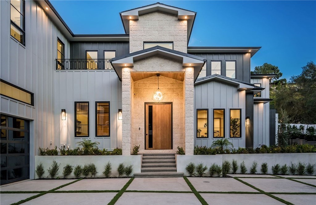 The Home in Sherman Oaks is a truly remarkable estate of luxury and sophistication at its finest with premium grade appliances now available for sale. This home located at 15321 Kingswood Ln, Sherman Oaks, California