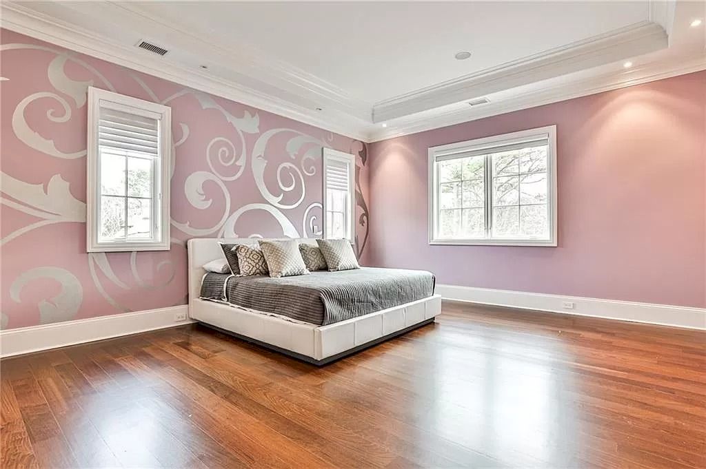 Create more accents in the large bedroom using only crepe pink tone with the appearance of wallpaper with white emulsion texture. Just like that, you have designed a bedroom that is attractive without too much furniture. The additional recessed lights make the wall paint color more prominent. You can completely consider designing a wall gallery in the bedroom when the supporting conditions are complete like this.