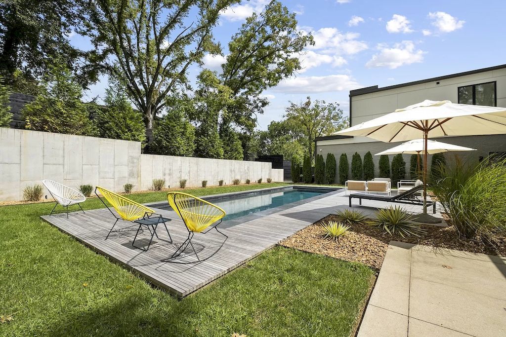The Home in Tennessee is a luxurious home with the setting just like your personal oasis now available for sale. This home located at 197 Robin Hill Rd, Nashville, Tennessee; offering 06 bedrooms and 06 bathrooms with 5,076 square feet of living spaces.