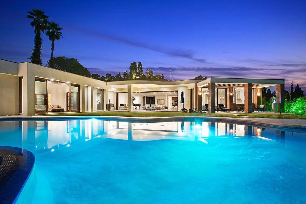 The Home in Beverly Hills is a comfortable contemporary estate perched atop exclusive Trousdale neighborhood now available for rent. This house located at 455 Castle Pl, Beverly Hills, California