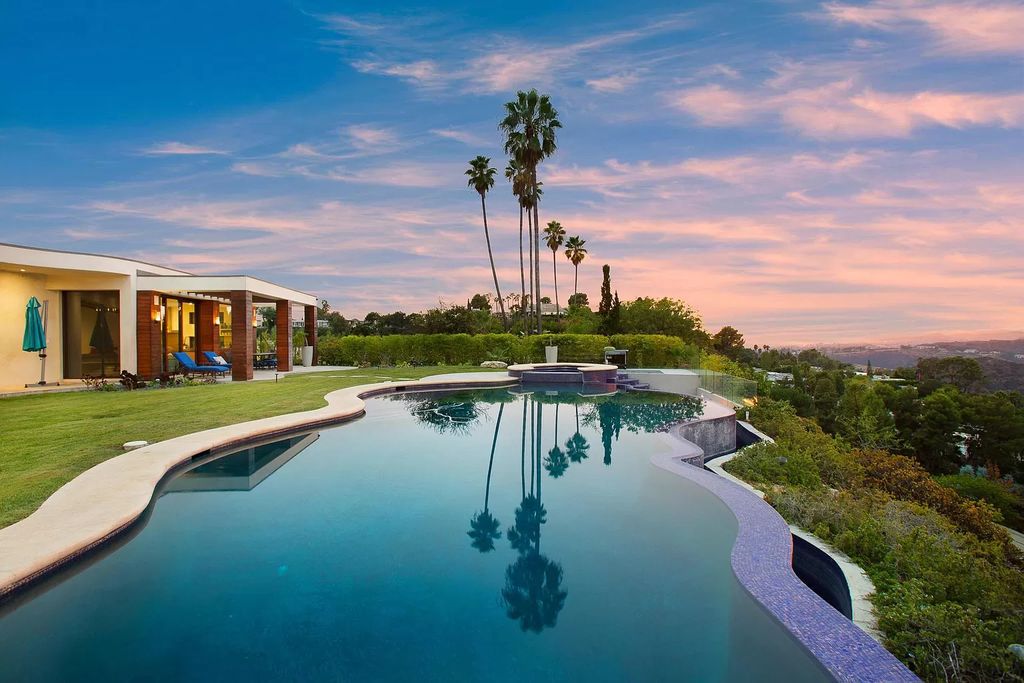 Comfortable-Contemporary-Home-perched-atop-Beverly-Hills-Exclusive-Trousdale-Neighborhood-for-Rent-75000-a-Month-10