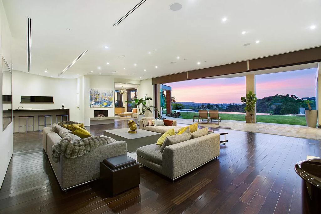 Comfortable-Contemporary-Home-perched-atop-Beverly-Hills-Exclusive-Trousdale-Neighborhood-for-Rent-75000-a-Month-14