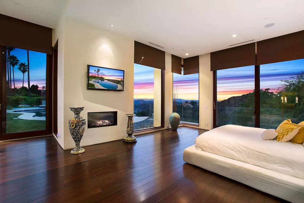Comfortable-Contemporary-Home-perched-atop-Beverly-Hills-Exclusive-Trousdale-Neighborhood-for-Rent-75000-a-Month-17