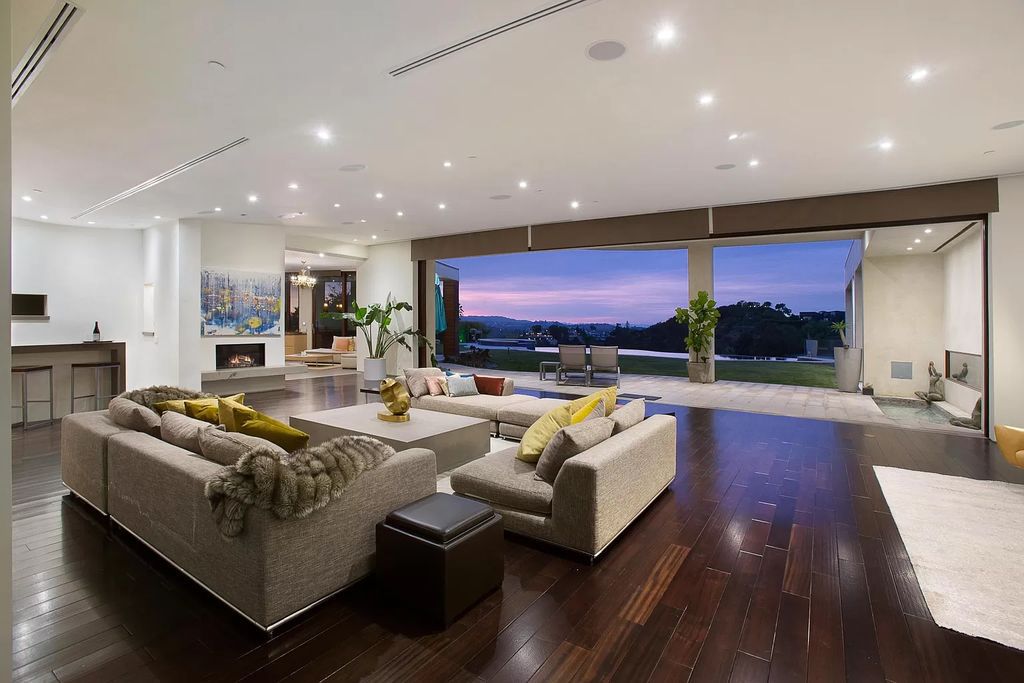 Comfortable-Contemporary-Home-perched-atop-Beverly-Hills-Exclusive-Trousdale-Neighborhood-for-Rent-75000-a-Month-18