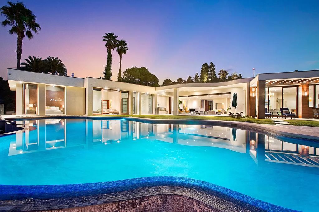 Comfortable-Contemporary-Home-perched-atop-Beverly-Hills-Exclusive-Trousdale-Neighborhood-for-Rent-75000-a-Month-19