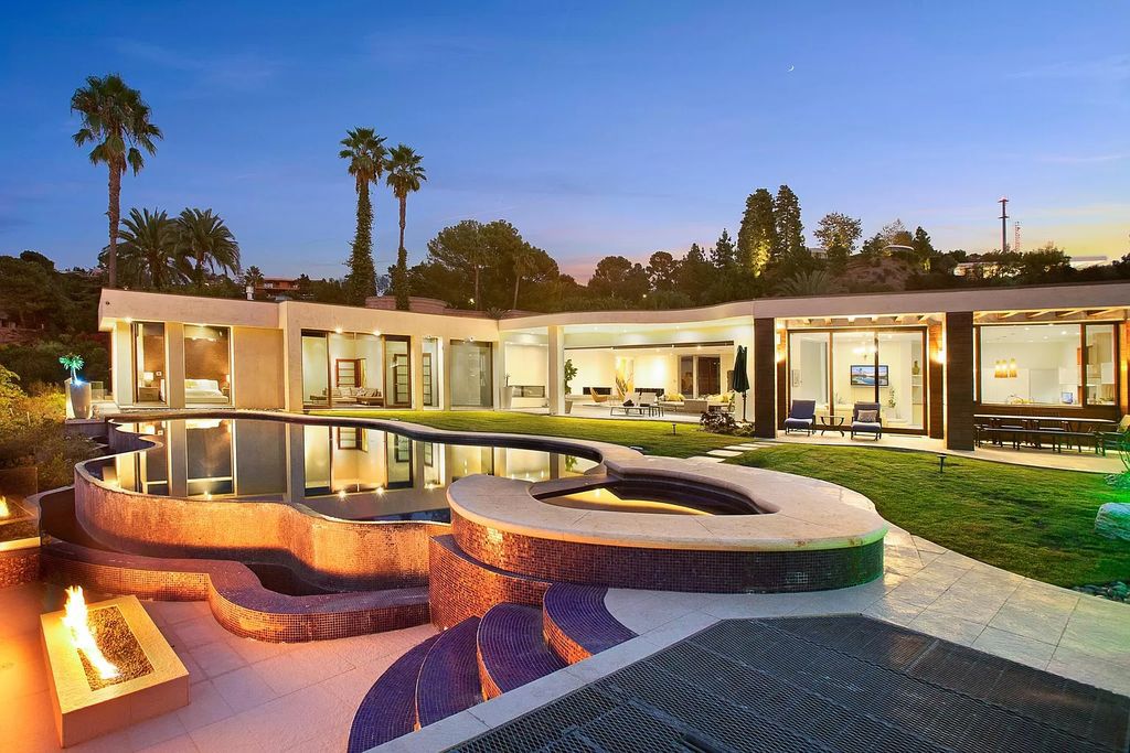 The Home in Beverly Hills is a comfortable contemporary estate perched atop exclusive Trousdale neighborhood now available for rent. This house located at 455 Castle Pl, Beverly Hills, California