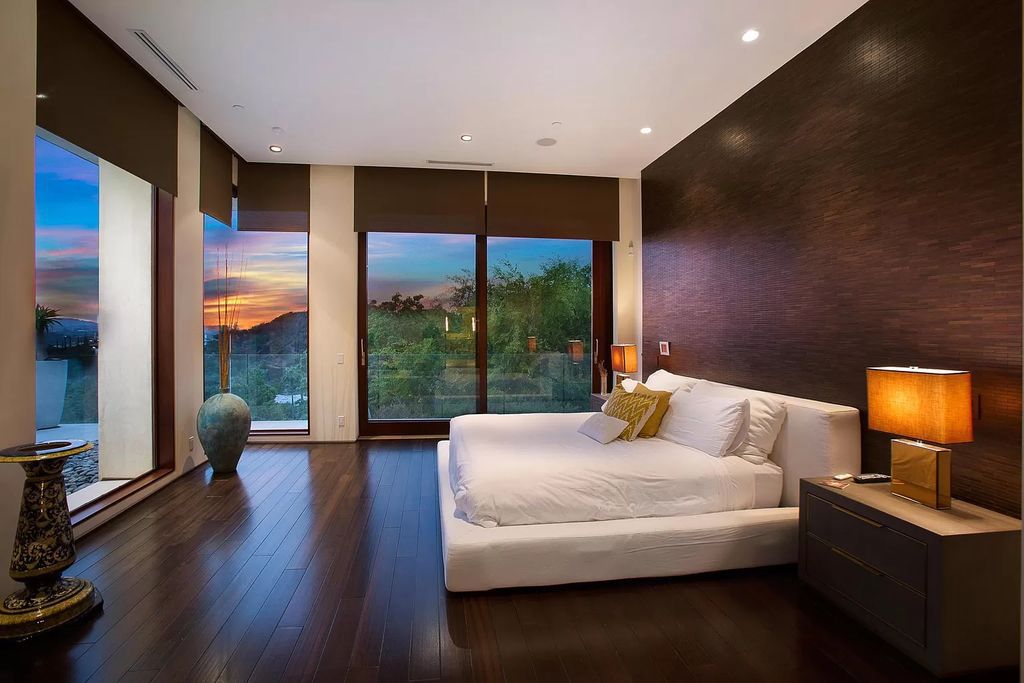 Comfortable-Contemporary-Home-perched-atop-Beverly-Hills-Exclusive-Trousdale-Neighborhood-for-Rent-75000-a-Month-23