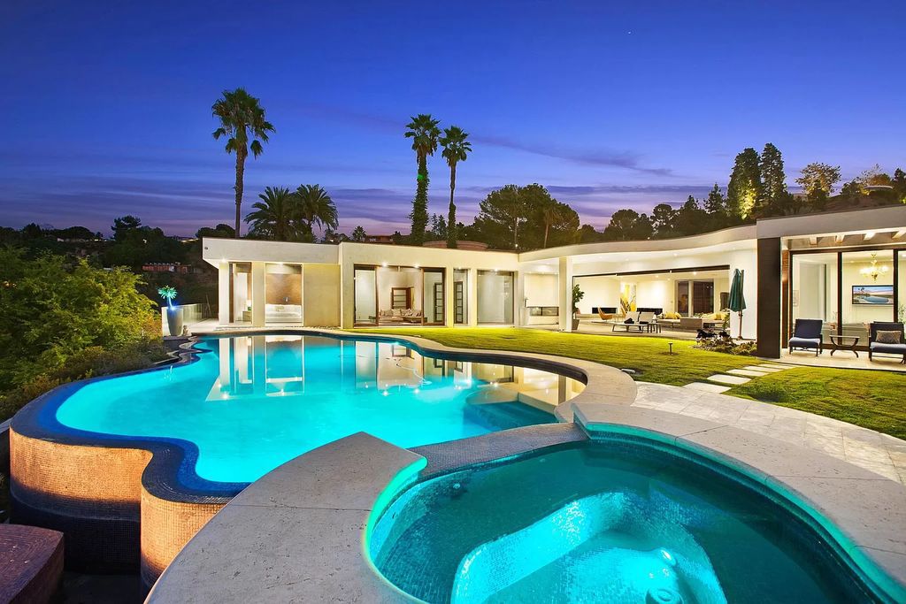 Comfortable-Contemporary-Home-perched-atop-Beverly-Hills-Exclusive-Trousdale-Neighborhood-for-Rent-75000-a-Month-26