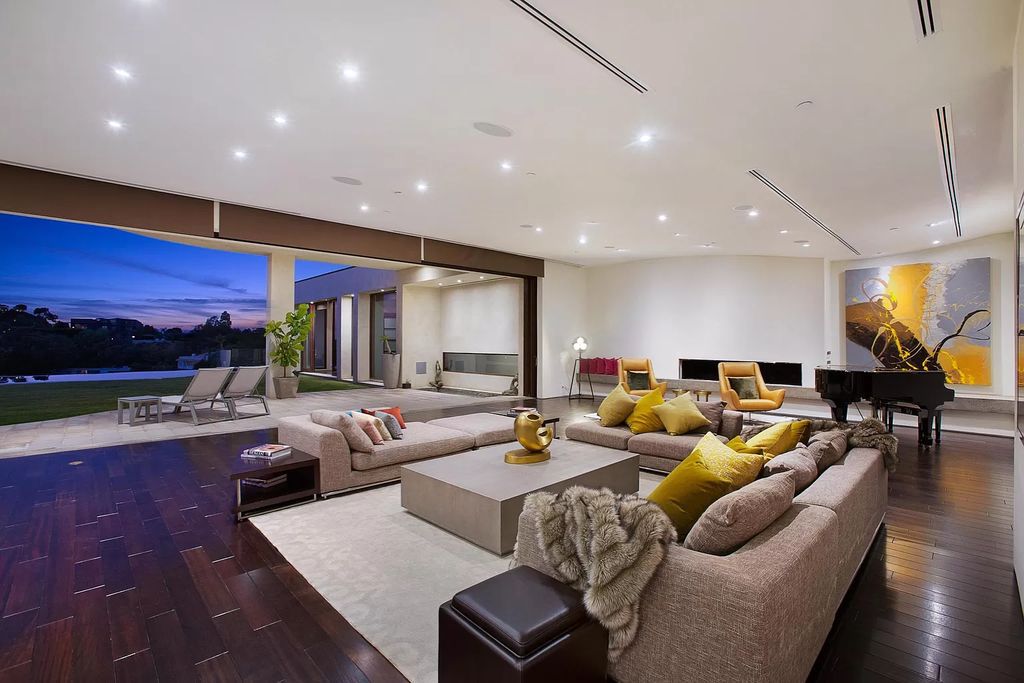 Comfortable-Contemporary-Home-perched-atop-Beverly-Hills-Exclusive-Trousdale-Neighborhood-for-Rent-75000-a-Month-27