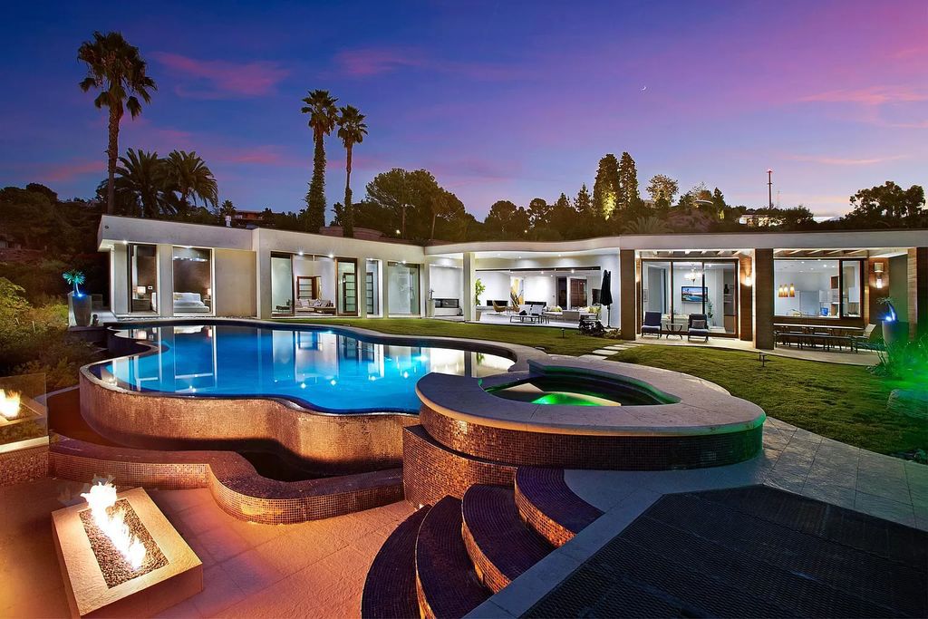 The Home in Beverly Hills is a comfortable contemporary estate perched atop exclusive Trousdale neighborhood now available for rent. This house located at 455 Castle Pl, Beverly Hills, California