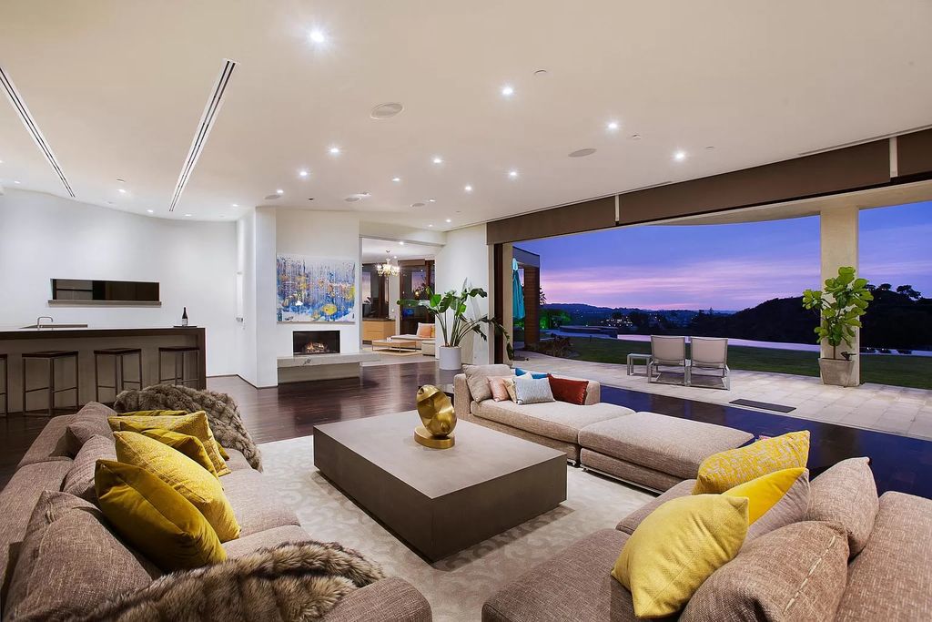 Comfortable-Contemporary-Home-perched-atop-Beverly-Hills-Exclusive-Trousdale-Neighborhood-for-Rent-75000-a-Month-29