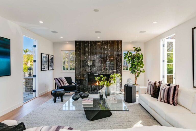 A 12,995,000 Completely renovated transitional home in Beverly Hills