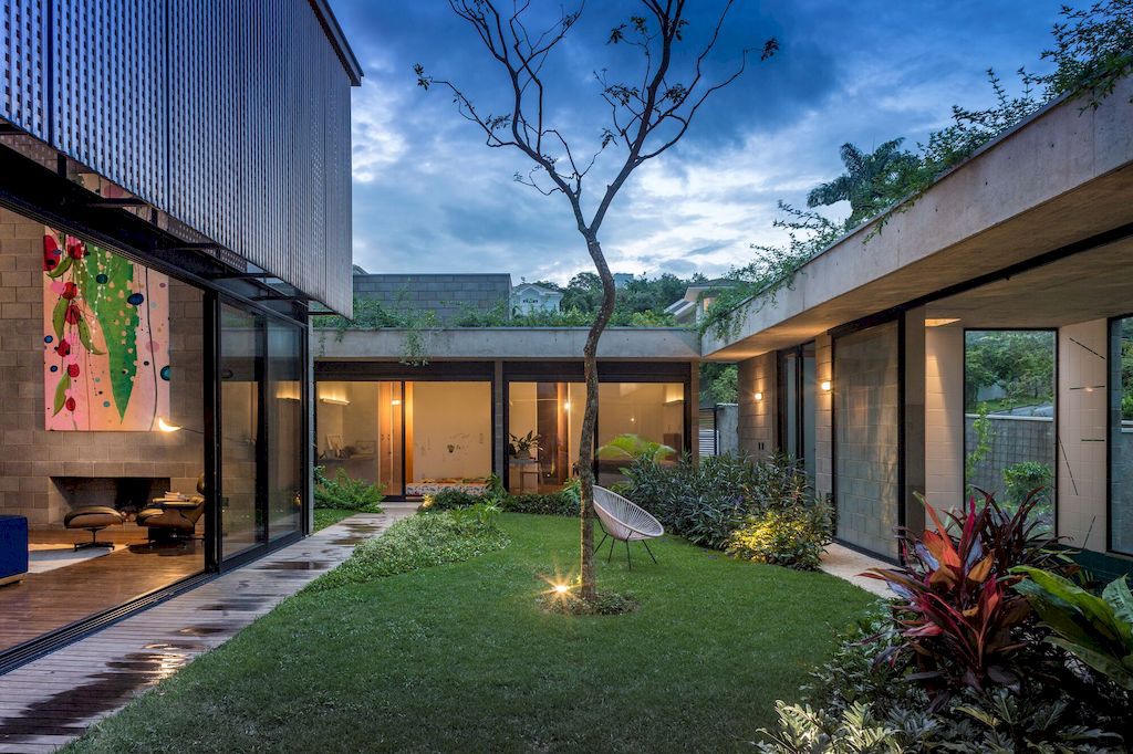 Courtyard House for Two Boys in Brazil by Shieh Arquitetos Associados