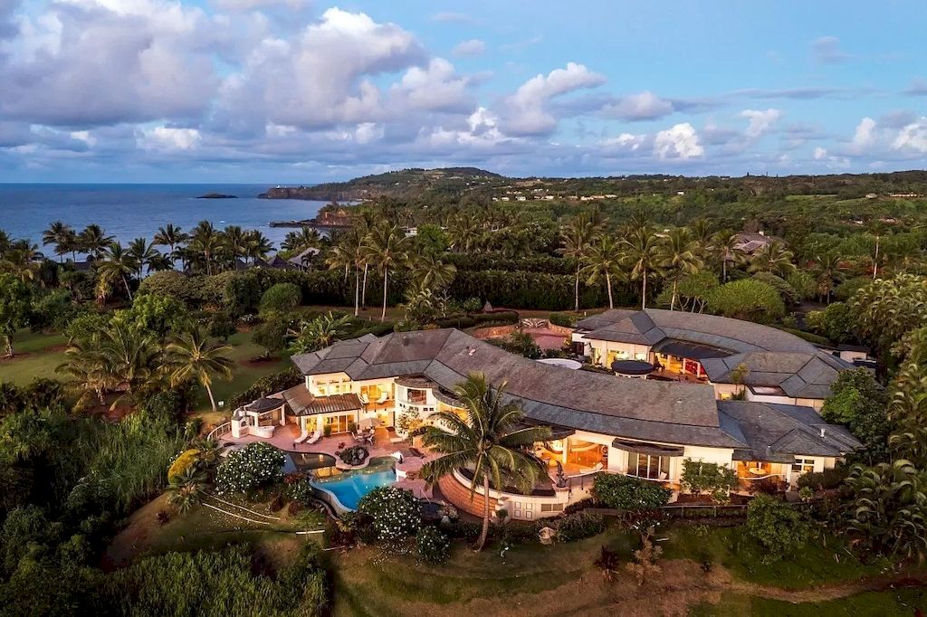 Designed-for-Multi-generational-Living-and-Entertaining-in-Hawaii-this-Large-Luxury-Home-Listed-at-17500000-11
