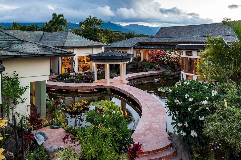 Designed-for-Multi-generational-Living-and-Entertaining-in-Hawaii-this-Large-Luxury-Home-Listed-at-17500000-12
