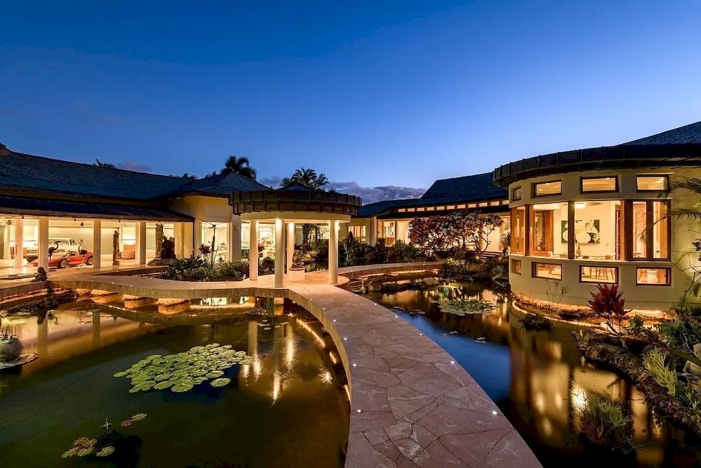 Designed-for-Multi-generational-Living-and-Entertaining-in-Hawaii-this-Large-Luxury-Home-Listed-at-17500000-14