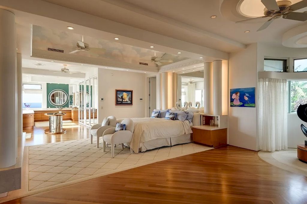 Designed-for-Multi-generational-Living-and-Entertaining-in-Hawaii-this-Large-Luxury-Home-Listed-at-17500000-16