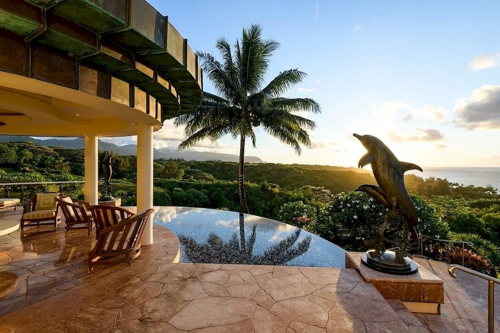 Designed-for-Multi-generational-Living-and-Entertaining-in-Hawaii-this-Large-Luxury-Home-Listed-at-17500000-4