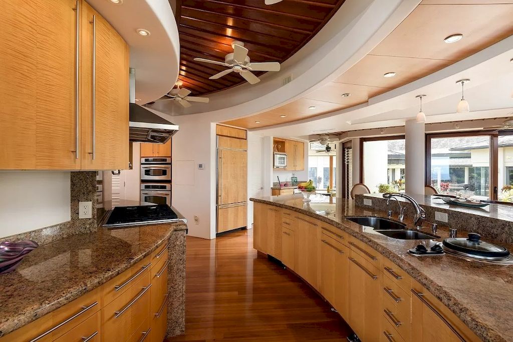 Designed-for-Multi-generational-Living-and-Entertaining-in-Hawaii-this-Large-Luxury-Home-Listed-at-17500000-6
