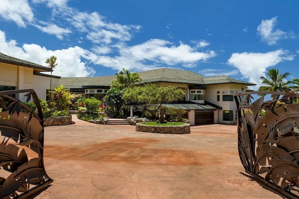 Designed-for-Multi-generational-Living-and-Entertaining-in-Hawaii-this-Large-Luxury-Home-Listed-at-17500000-9