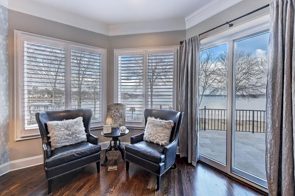 You can sometimes arrange a separate corner in the living room for a quiet relaxation area or a favorite reading area. The silver gray room is furnished with two luxurious and modern single sofas and a black couch. With only two traditional colors, the living room exudes elegance and chic. This room also features styrofoam curtains and white folding windows.