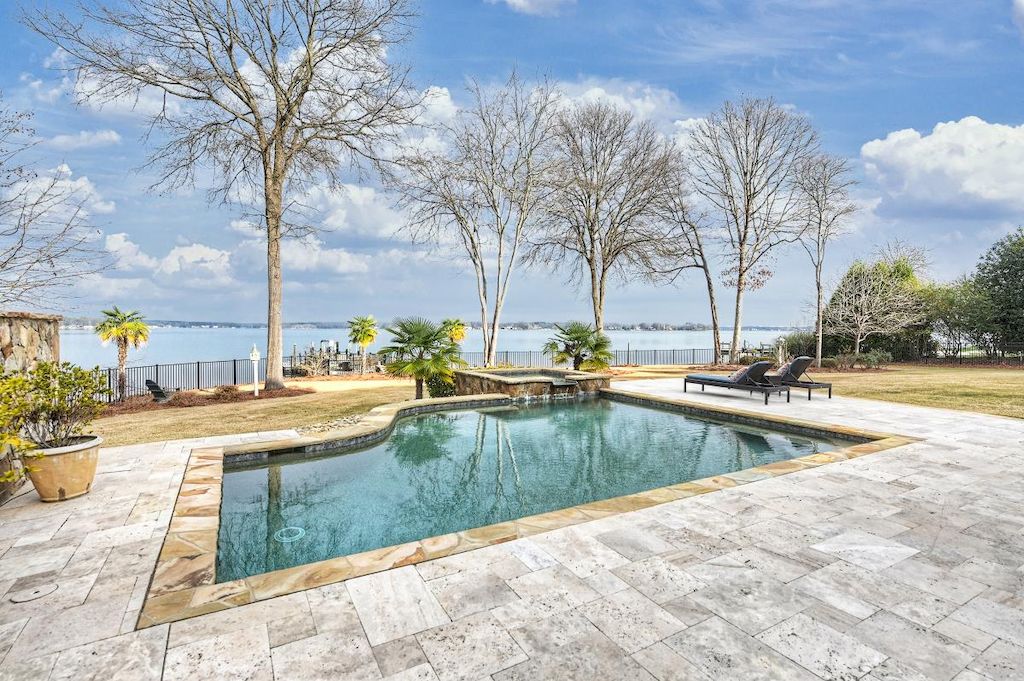 Elegant-and-Private-Waterfront-Estate-in-North-Carolina-on-Market-for-3390000-24