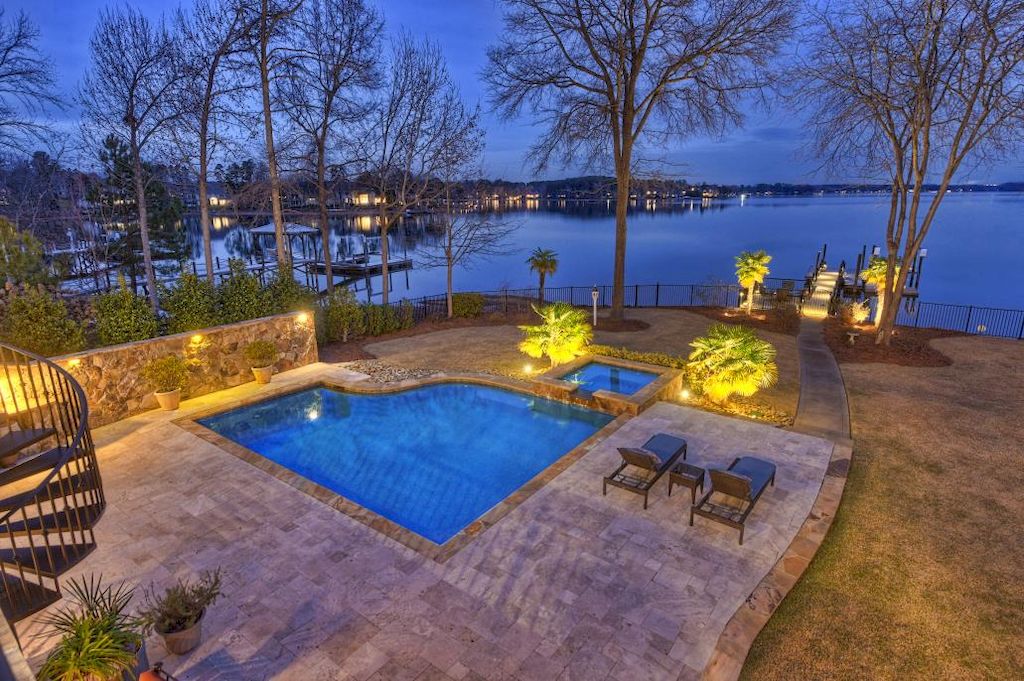 Elegant-and-Private-Waterfront-Estate-in-North-Carolina-on-Market-for-3390000-27