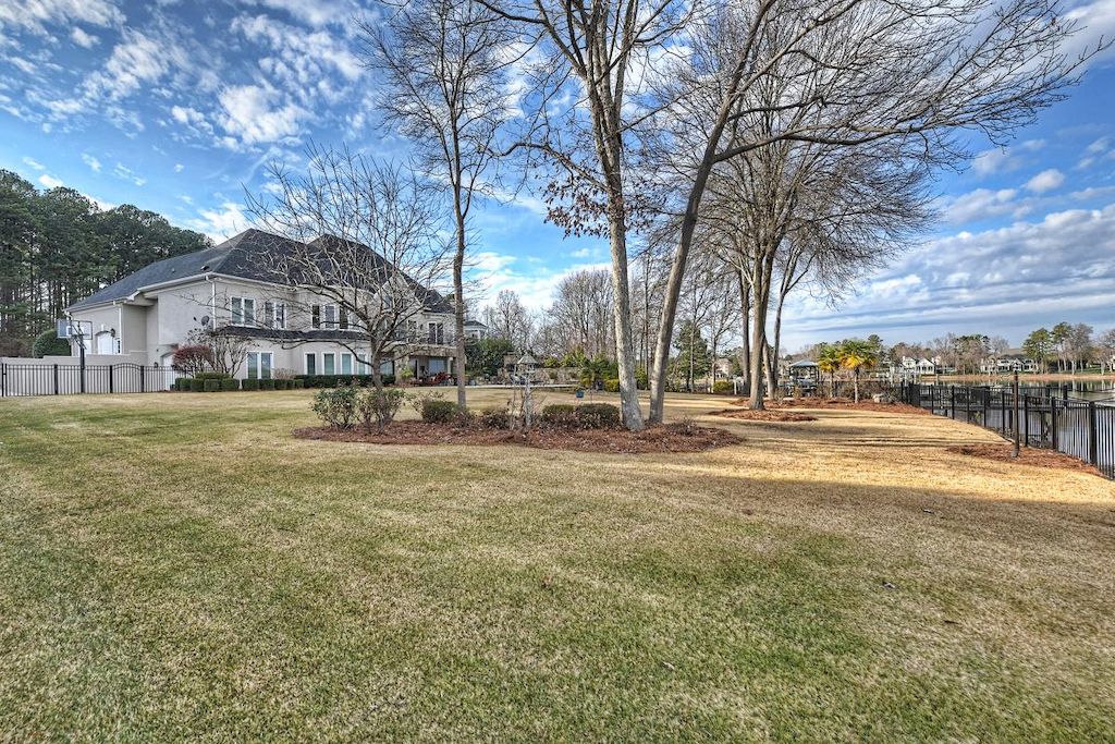 Elegant-and-Private-Waterfront-Estate-in-North-Carolina-on-Market-for-3390000-31