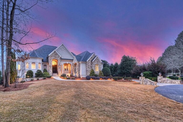 Elegant and Private Waterfront Estate in North Carolina with Breathtaking Sunrise Views