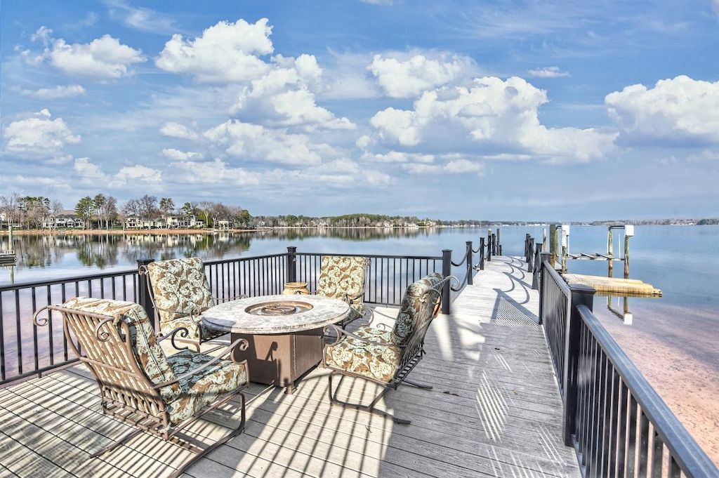 Elegant-and-Private-Waterfront-Estate-in-North-Carolina-on-Market-for-3390000-4
