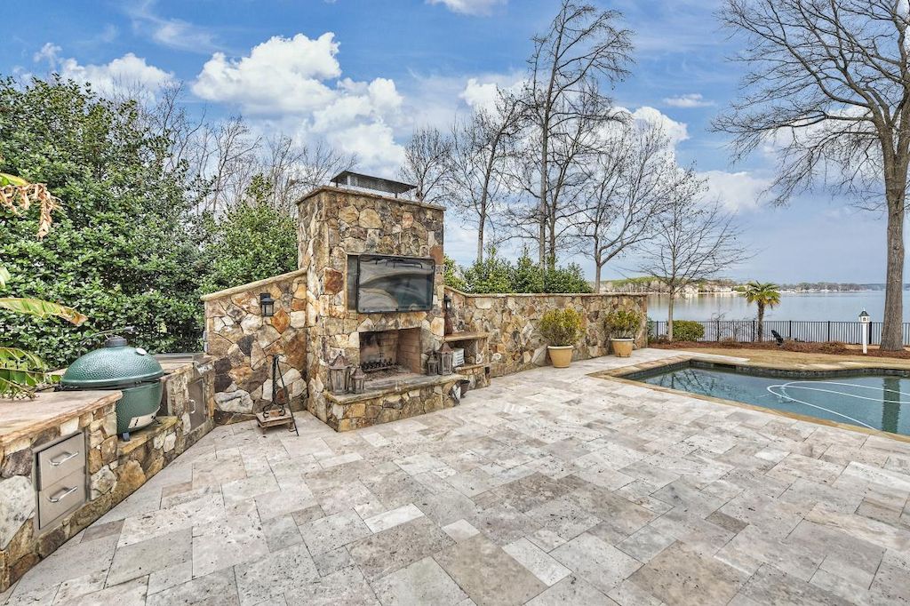 Elegant-and-Private-Waterfront-Estate-in-North-Carolina-on-Market-for-3390000-44