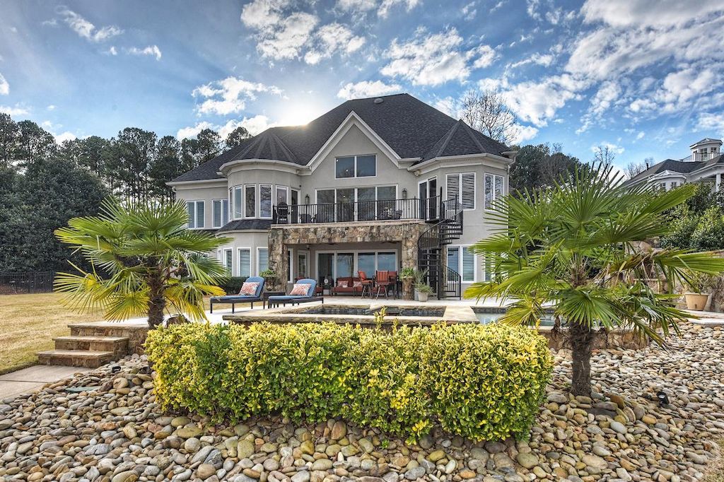 Elegant-and-Private-Waterfront-Estate-in-North-Carolina-on-Market-for-3390000-50