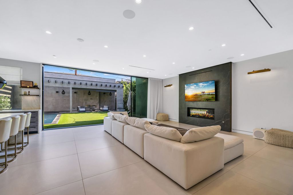 Elegantly-Designed-Architectural-Home-in-Los-Angeles-with-An-Exceptional-Curated-Finish-for-Sale-at-4295000-13