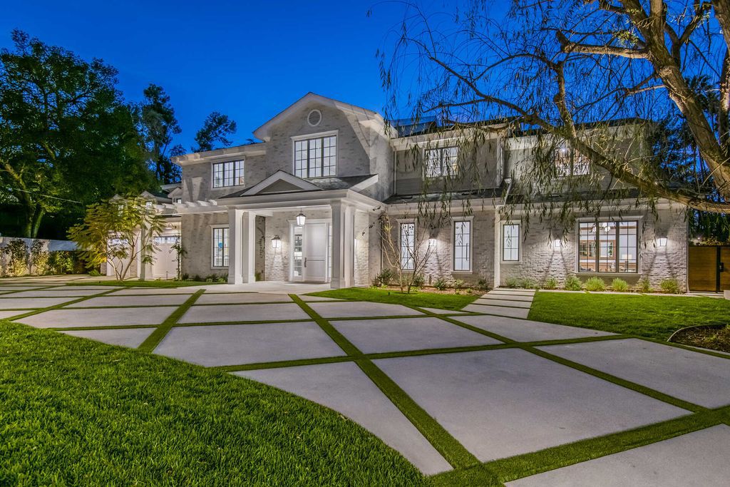 The Home in Encino is an exquisite new construction estate with a spacious great room, a home theater with 12 automatic chairs and more now available for sale. This home located at 4509 Noeline Ave, Encino, California