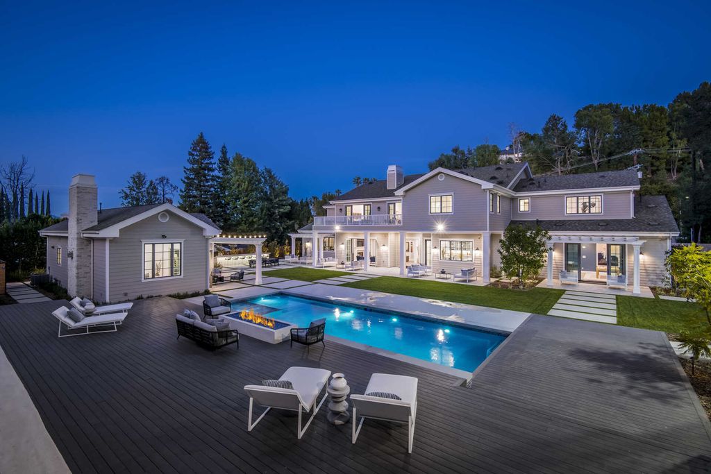 The Home in Encino is an exquisite new construction estate with a spacious great room, a home theater with 12 automatic chairs and more now available for sale. This home located at 4509 Noeline Ave, Encino, California