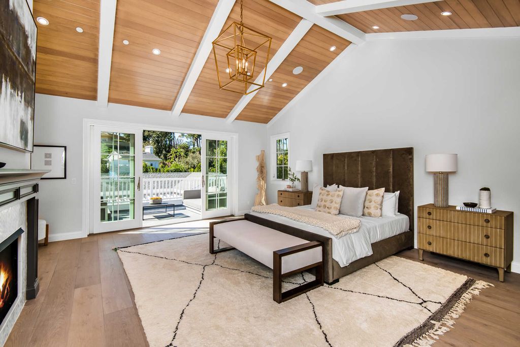 The Home in Encino is an exquisite new construction estate with a spacious great room, a home theater with 12 automatic chairs and more now available for sale. This home located at 4509 Noeline Ave, Encino, California