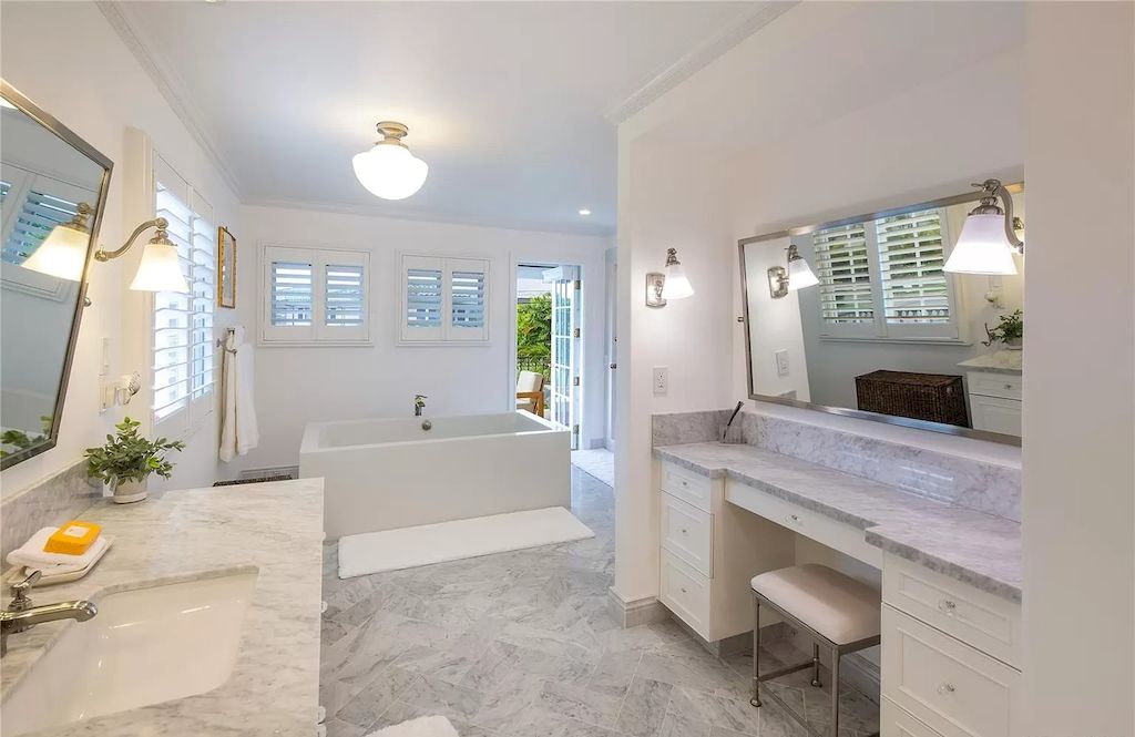 The Home in Hawaii is a luxurious home of luxury interior living now available for sale. This home located at 485 Kala Pl, Honolulu, Hawaii; offering 04 bedrooms and 07 bathrooms with 7,149 square feet of living spaces.
