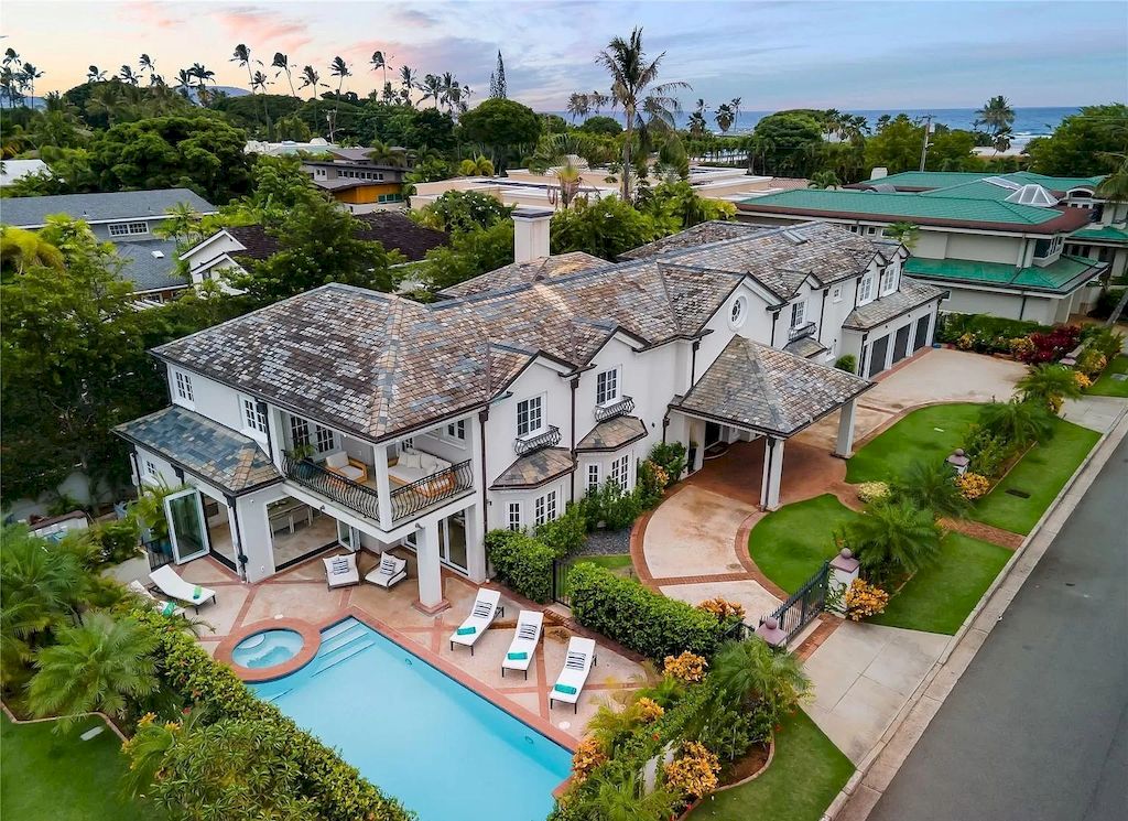 The Home in Hawaii is a luxurious home of luxury interior living now available for sale. This home located at 485 Kala Pl, Honolulu, Hawaii; offering 04 bedrooms and 07 bathrooms with 7,149 square feet of living spaces.