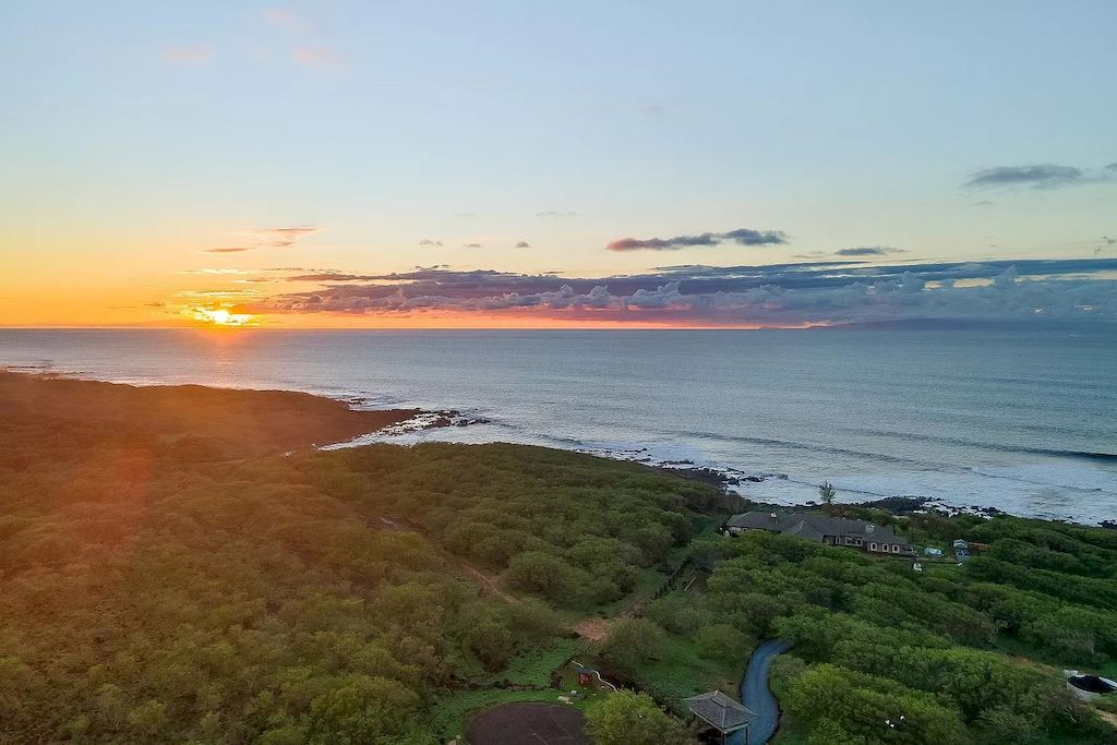 Featuring-Picturesque-Land-and-Panoramic-Ocean-Views-this-Slice-of-Paradise-in-Hawaii-Listed-at-3400000-11