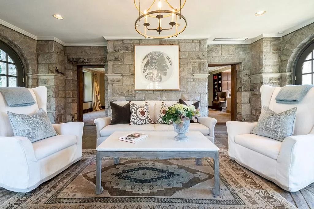 Using natural materials in interior decoration and home design is a common feature in rustic styles from traditional to modern. In this Rustic Living Room Ideas, let a stone wall be the focal point of your living area for a nature-inspired aesthetic. This can satisfy any homeowner who loves the rustic style, no matter how fastidious it is. 