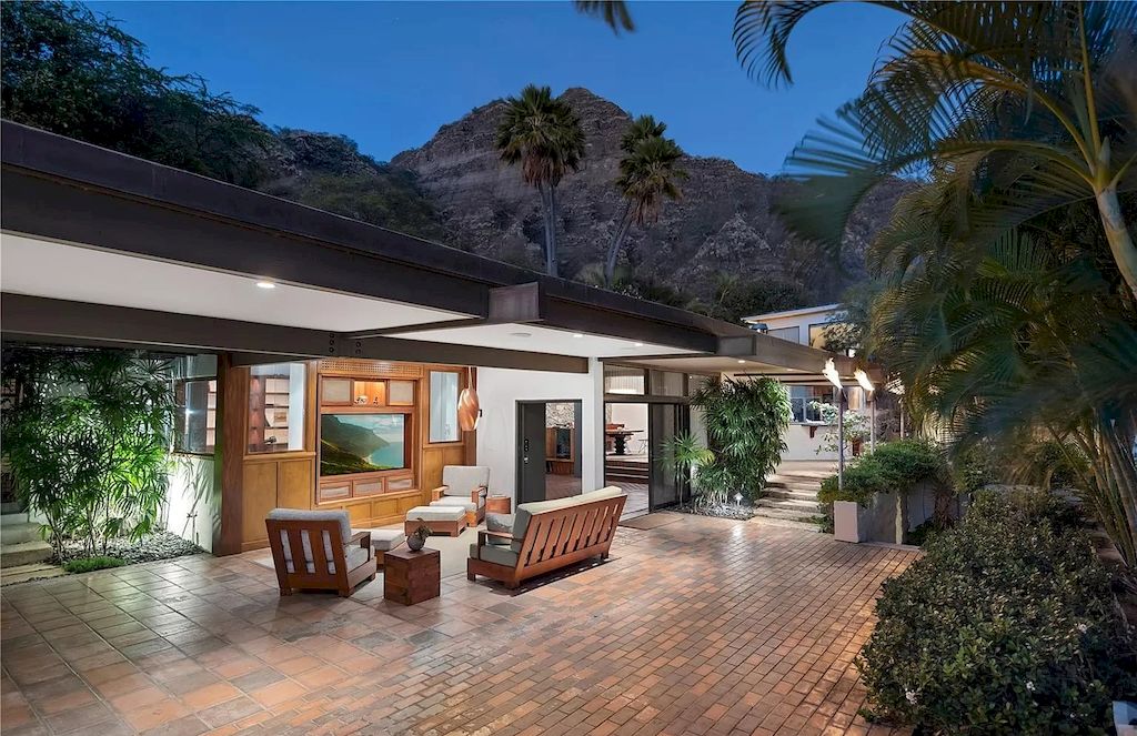 Get-a-Sense-of-Heritage-and-Sophistication-in-Hawaii-in-this-4795000-Beautiful-Home-3