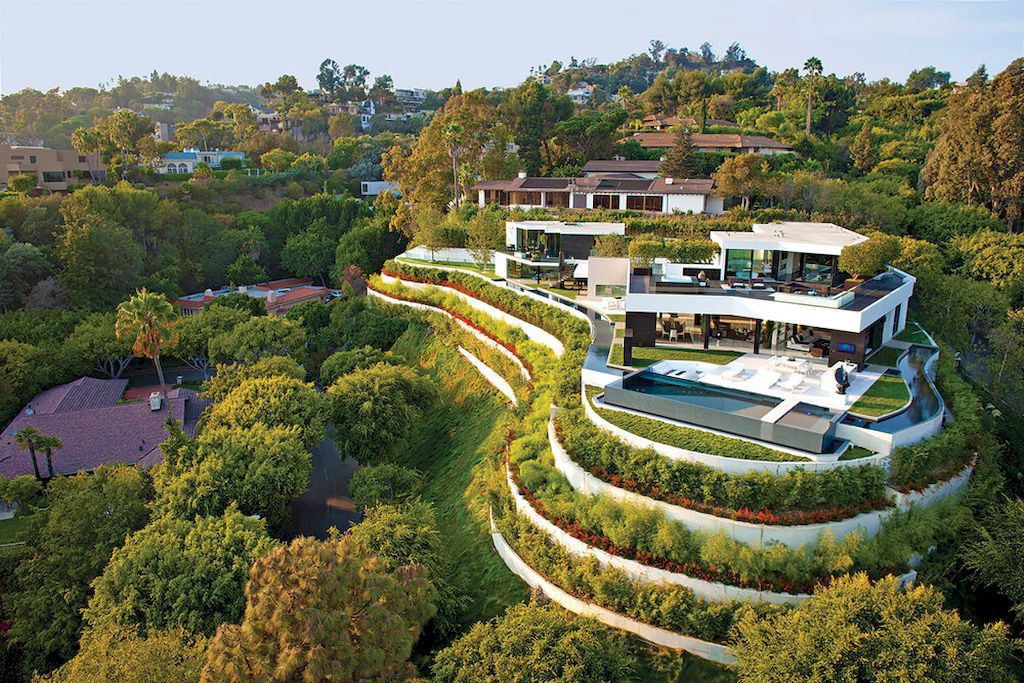 The Laurel Way positioned on a plateaued area of land in Beverly hills. 