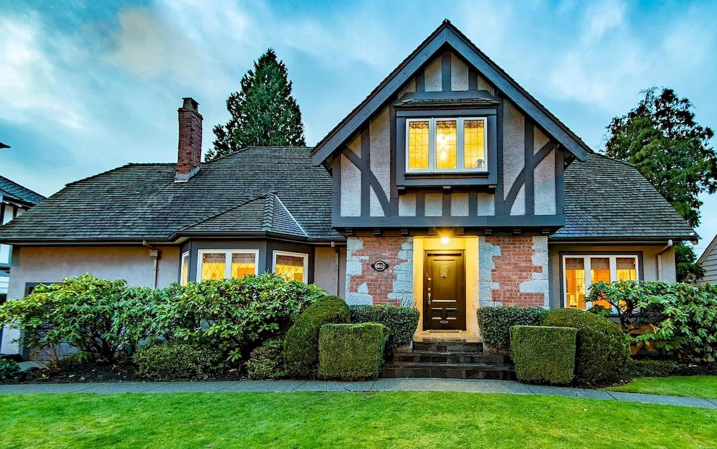 The House in Vancouver is ideal for entertaining with elegant brick & stone entry, beautiful oak hardwood floors, traditional X-hall living dining floor plan, now available for sale