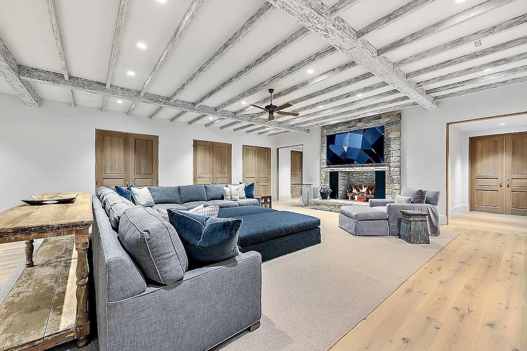 Relaxing silver tones and a basic couch in appealing tones elevate this living room environment. The relaxing neutral paint tone allows the furnishings to shine. The decision of joining antique wood pieces on the floor surface reveals more about the antiquity. The single sofa is the polar opposite of the basic.